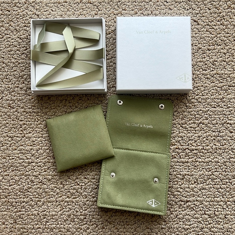 Van Cleef & Arpels Necklace jewelry gift box with pouchNewer soft pouch